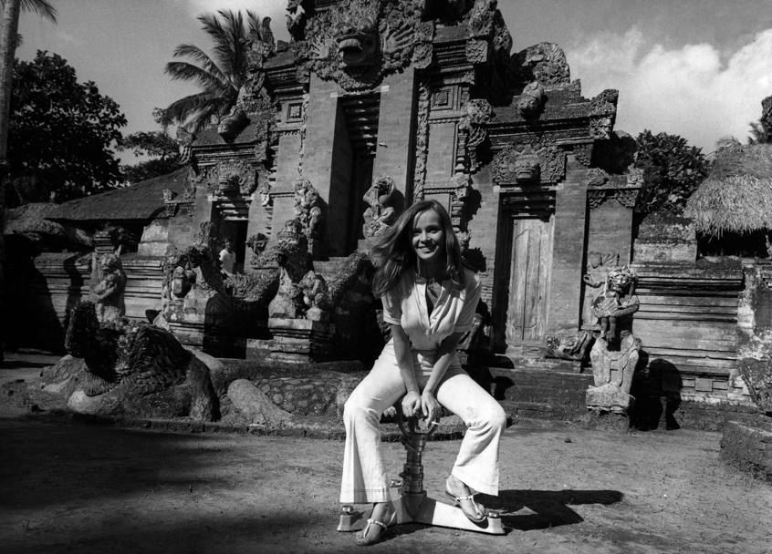Davanti ad un tempio indonesiano, a  Bali per girare il film 